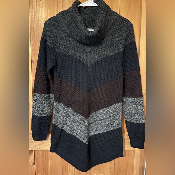 Katalin Chevron Colorblock Cowl Neck Pullover - Picture 4 of 4